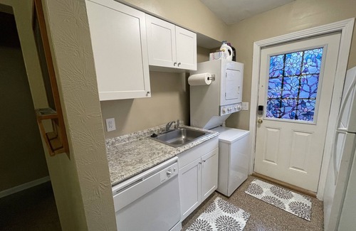 Rowena Gardens House | Mills 50 District/Audobon Park Area 2 Bedroom