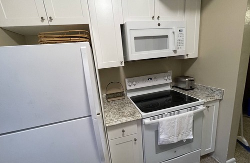 Rowena Gardens House | Mills 50 District/Audobon Park Area 2 Bedroom