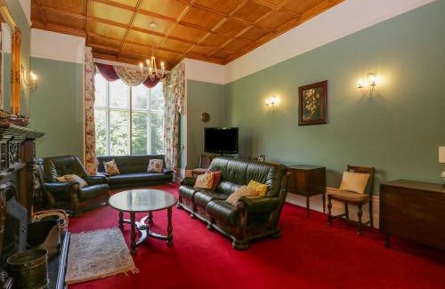 Newton in Furness House | Millwood Manor