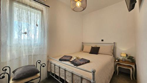 Milos Apartment | Milobsidian house
