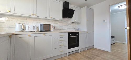 Milton Keynes Apartment | Milton Keynes 3BR Stylish Home, Sleeps 4, Families, Parking