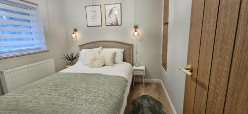 Milton Keynes Apartment | Milton Keynes 3BR Stylish Home, Sleeps 4, Families, Parking
