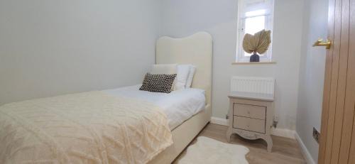 Milton Keynes Apartment | Milton Keynes 3BR Stylish Home, Sleeps 4, Families, Parking