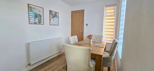 Milton Keynes Apartment | Milton Keynes 3BR Stylish Home, Sleeps 4, Families, Parking