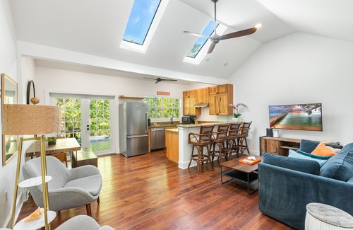 The Meadows House | MIMOSAS ON PINE ~ 3 Bedroom 2.5 Bath Home w/Pool & Great Spring/Summer Deals!