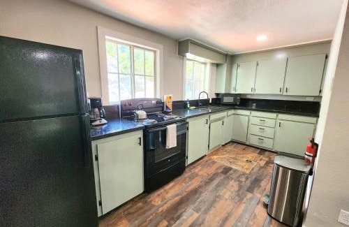 West Village House | Miners Suite-centrally Located In Shaver Lake