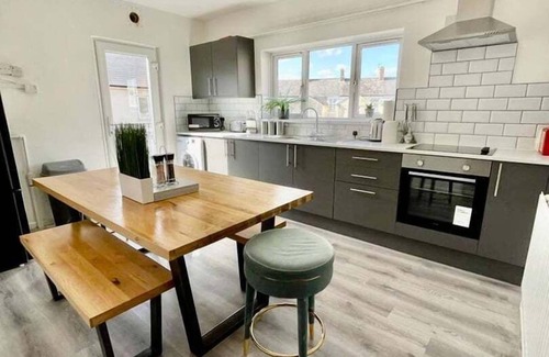 Newport Apartment | Minerva Close by Tŷ SA