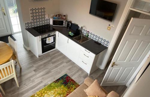Carrigaline Apartment | Mini-Apt Carrigaline, 2min to town 1 Bed & Sofa Bed Sleeps 4