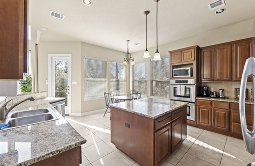 Travis Landing House | Mini Mansion ~ 3 Kings ~ Games + Movie Theater ~ 65” TV ~ Marina 7 mins