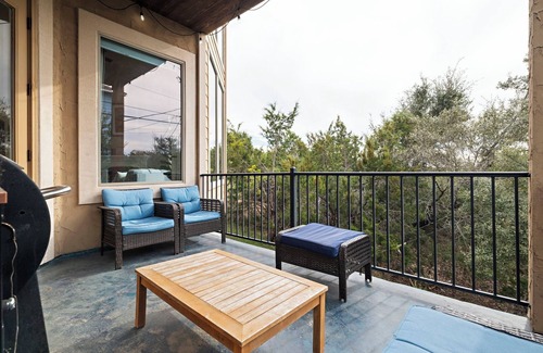 Travis Landing House | Mini Mansion ~ 3 Kings ~ Games + Movie Theater ~ 65” TV ~ Marina 7 mins
