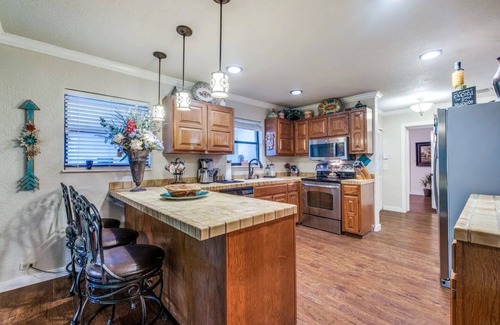 San Antonio House | Mini Resort In SA, 3 Master Suites w Heated Pool, big screen & outdoor kitchen