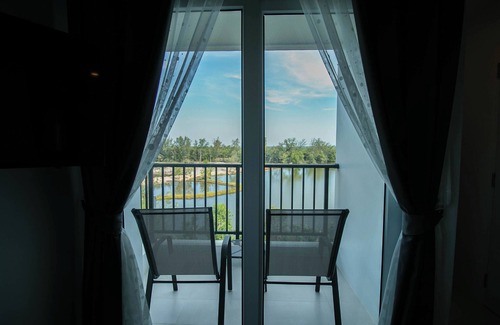 Kram Condo | Mini Studio Queen bed w/armchair, Lake view, Kitchen, AC and Wi-Fi