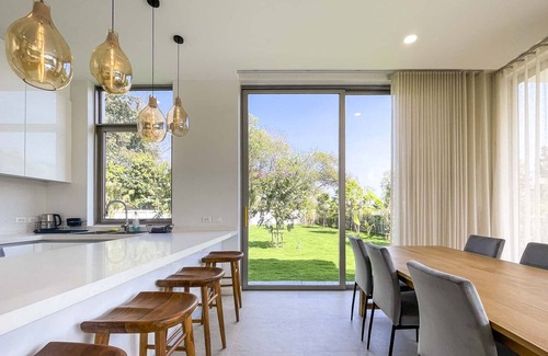 Su Thep Villa | Minimal Luxury Villa HUGE Garden. 10 min to Nimman