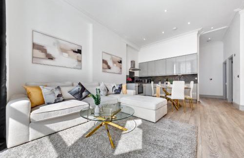 Holland Park Apartment | Minimalist Luxe 2BR Designer Retreat in Prime Kensington for 6 Next to Station Harrods