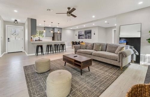 Hewitt House | Minimalist Manor | Large yard | 15 min to Magnolia