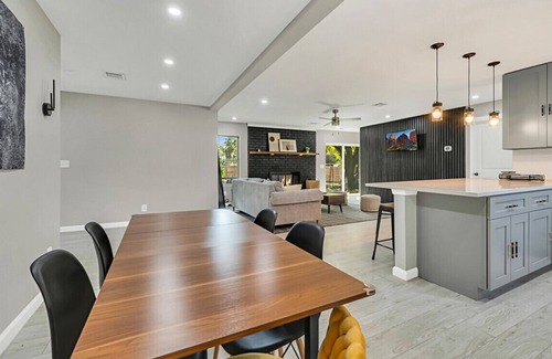 Hewitt House | Minimalist Manor | Large yard | 15 min to Magnolia