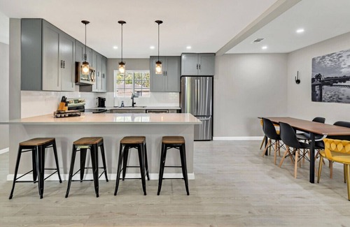 Hewitt House | Minimalist Manor | Large yard | 15 min to Magnolia