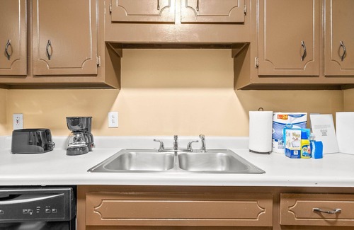 Clarksville Apartment | Minimalist, Pet Friendly, Exit 1- weekly, monthly discount