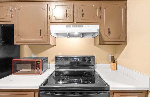 Clarksville Apartment | Minimalist, Pet Friendly, Exit 1- weekly, monthly discount