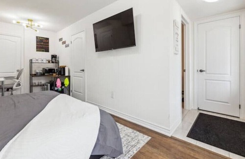 Bowmanville Apartment | Minimalist Studio: 1B/1B+Office, Wi-Fi, Mini Bar!