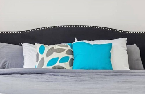 Bowmanville Apartment | Minimalist Studio: 1B/1B+Office, Wi-Fi, Mini Bar!