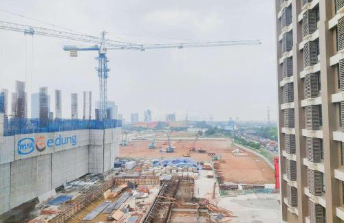 Pinang Apartment | Minimalist Studio at Sky House Alam Sutera Apartment By Travelio