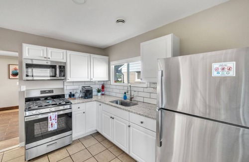Madison Heights House | ★Minimalistic and Stylish Ranch w/Privacy Fence & No Stairs★ Metro Detroit