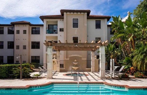 Dixie Belle Condo | Minimum1 month, 2 Bed, 1 bath resort style +pools ,for Desney/Orlando
