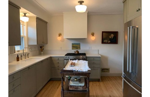 Keewaydin House | Minneapolis Marigold Cottage- Lake Nokomis Home