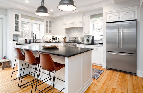 Excelsior House | MINNeSTAY* Gideon's Retreat-Excelsior | Sauna | Fun | Stylish