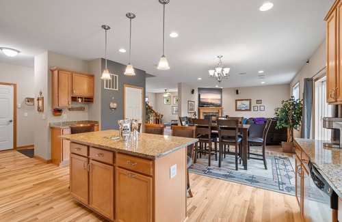 Mahtomedi House | MINNeSTAY* Just Ducky | *Host Christmas*