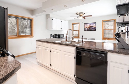 Wenonah House | MINNeSTAY* Lake Nokomis Retreat | Cozy | Modern
