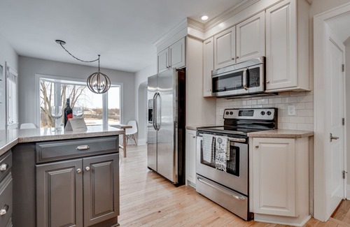 Tonka Bay House | MINNeSTAY* Lakefront Cottage | Hot Tub | Excelsior Bay | Dock