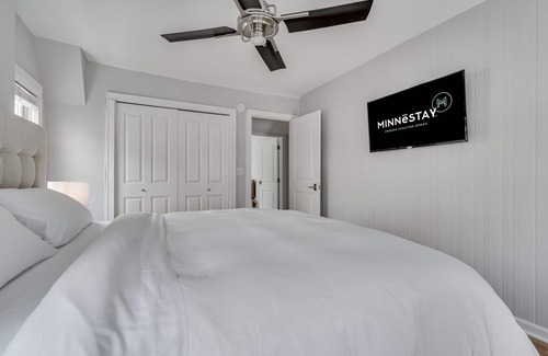 Tonka Bay House | MINNeSTAY* Lakefront Cottage | Hot Tub | Excelsior Bay | Dock
