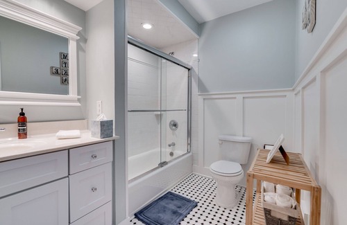 Tonka Bay House | MINNeSTAY* Lakefront Cottage | Hot Tub | Excelsior Bay | Dock