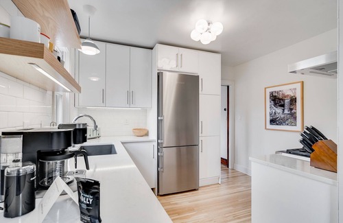 Hale House | MINNeSTAY* Nokomis Blue | Quiet