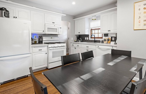 Brooklyn Center House | MINNeSTAY* Parkway Cottage