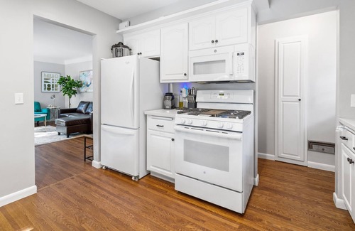 Brooklyn Center House | MINNeSTAY* Parkway Cottage