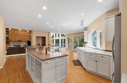 Eden Prairie House | MINNeSTAY* Serenity on the Creek