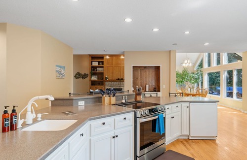 Eden Prairie House | MINNeSTAY* Serenity on the Creek