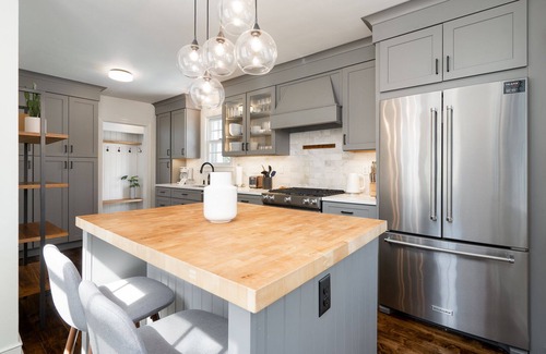 Robbinsdale House | MINNeSTAY* Shoreline Villa | Pool
