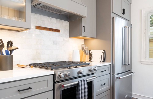 Robbinsdale House | MINNeSTAY* Shoreline Villa | Pool