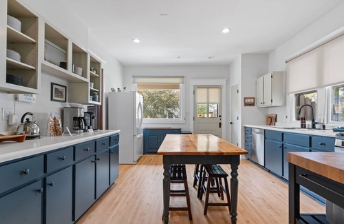 Lowry Hill East House | MINNeSTAY* Stoneway | Historic | Beautiful