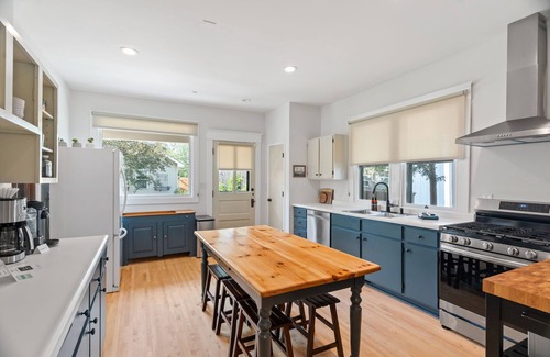 Lowry Hill East House | MINNeSTAY* Stoneway | Historic | Beautiful