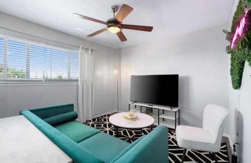 Hyde Park Apartment | Mins 2 Downtown - King Bed - Private Stays