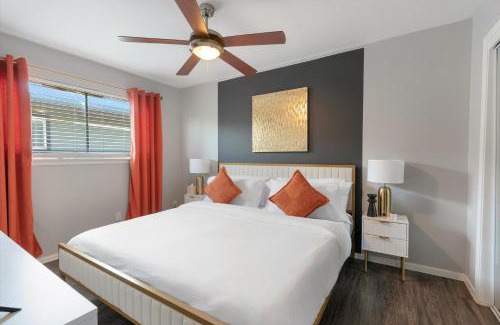 Hyde Park Apartment | Mins 2 Downtown - King Bed - Private Stays