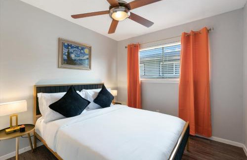 Hyde Park Apartment | Mins 2 Downtown - King Bed - Private Stays