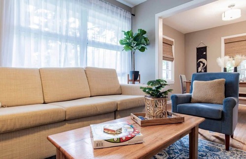 Mobile House | Mins from Downtown, Modern Touch - Shady Magnolia