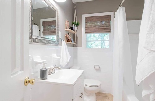 Mobile House | Mins from Downtown, Modern Touch - Shady Magnolia