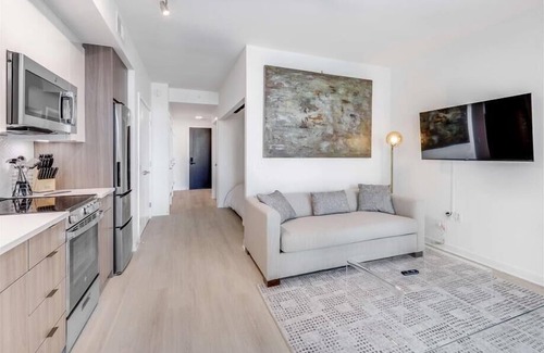 NoMa Hotel | Mins from Metro Red Line 1 BR Bal | Capitol Hill